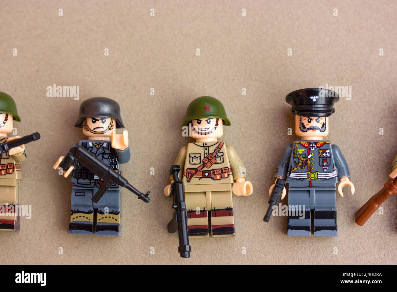 Kiev, Ucrania. 9 de marzo de 2022. Soldados LEGO Segunda Guerra Mundial.  Soldados de juguete en uniforme con armas de ametralladora. Tropas.  Ejercicios militares de guerra. Forma Fotografía de stock - Alamy