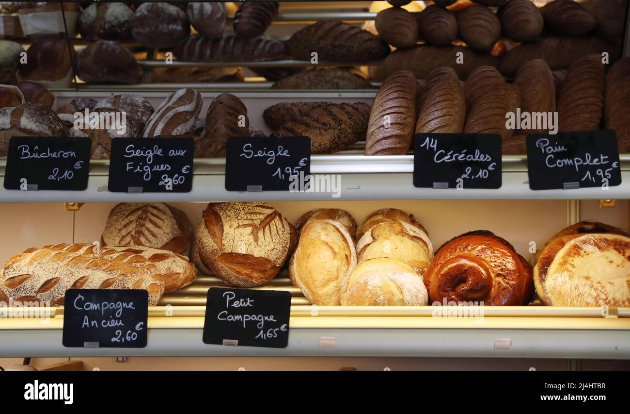 París, Francia. 15th de Abr de 2022. El pan se ve en una panadería de  París, Francia, 15 de abril de 2022. El Índice de Precios al Consumidor (IPC)  de Francia aumentó