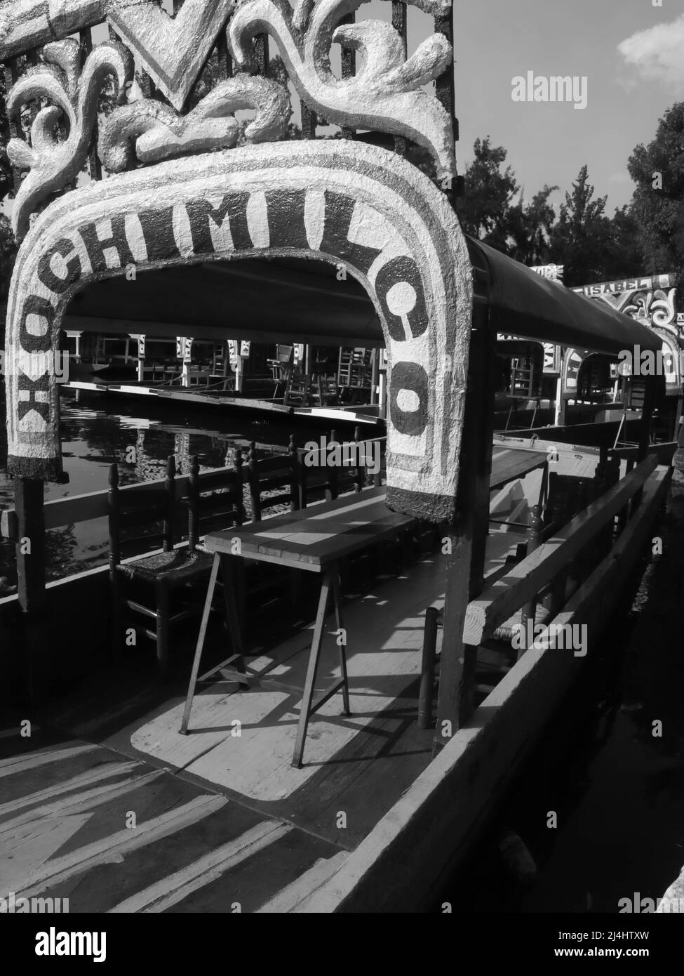 foto blanco y negro de trajineras en el canal de xochimilco, sitio turístico popular en ciudad de méxico Foto de stock
