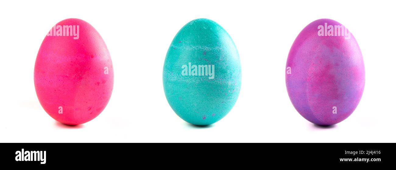 Huevos de Pascua de colores brillantes aislados sobre fondo blanco Foto de stock