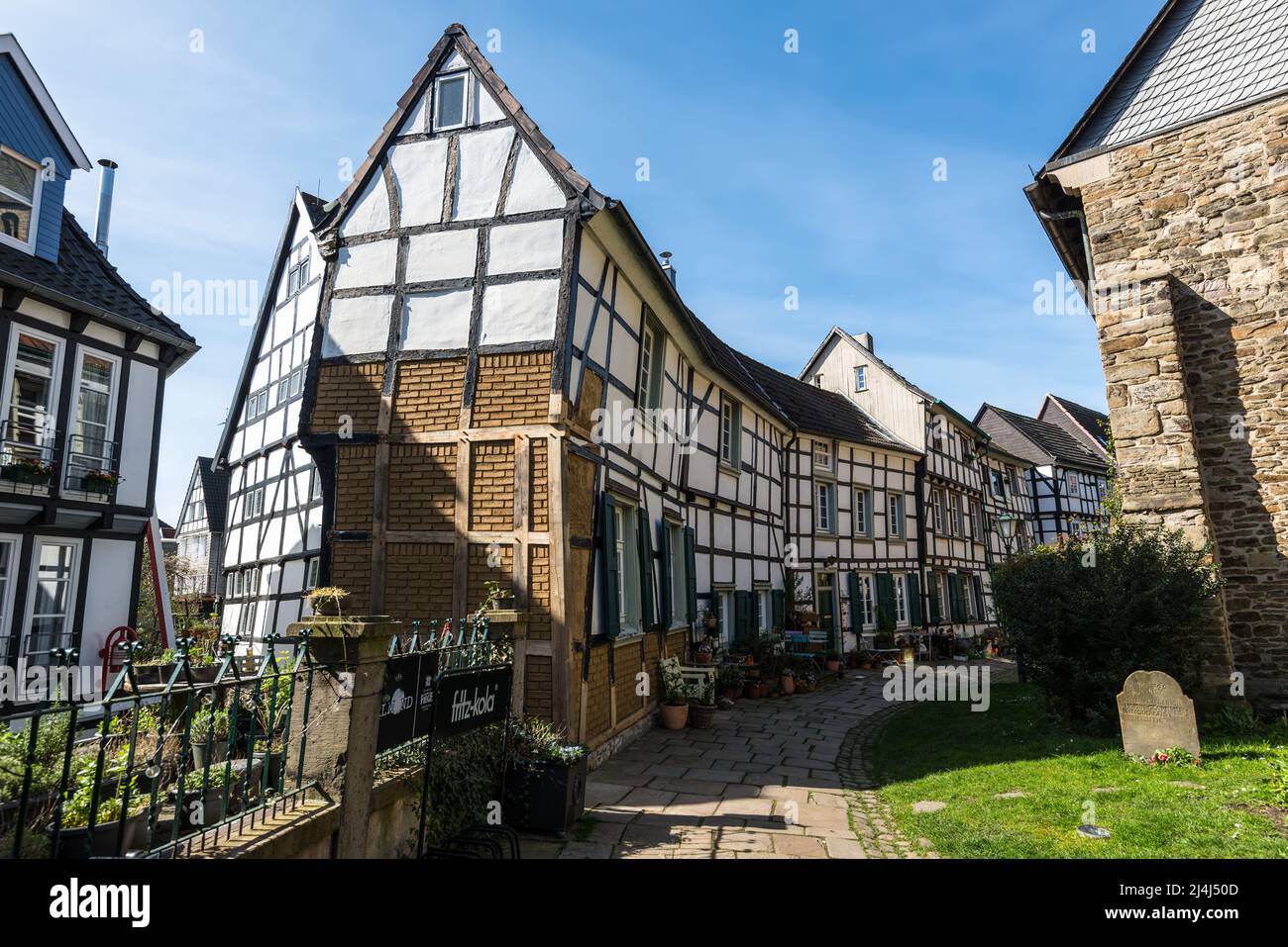 Hattingen, Alemania - 11 de abril de 2022: Arquitectura tradicional de casas típicas alemanas de entramado de madera en Hattingen, Renania del Norte-Westfalia. Espalda pequeña Foto de stock