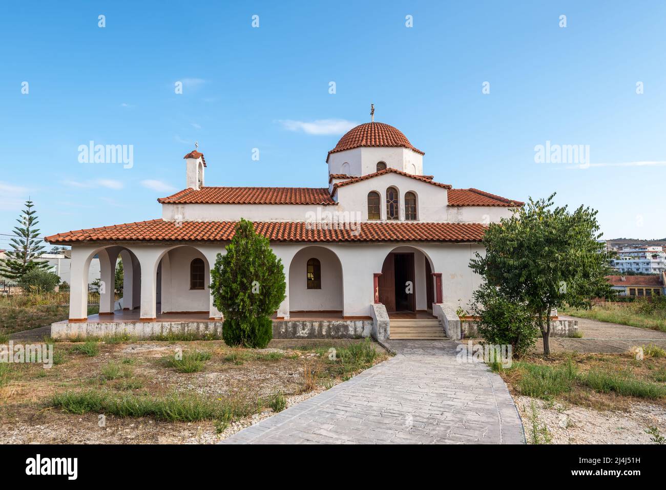 Ksamil, Albania - 9 de septiembre de 2021: Vista de la hermosa Iglesia Ortodoxa Griega en Ksamil, Albania. Foto de stock