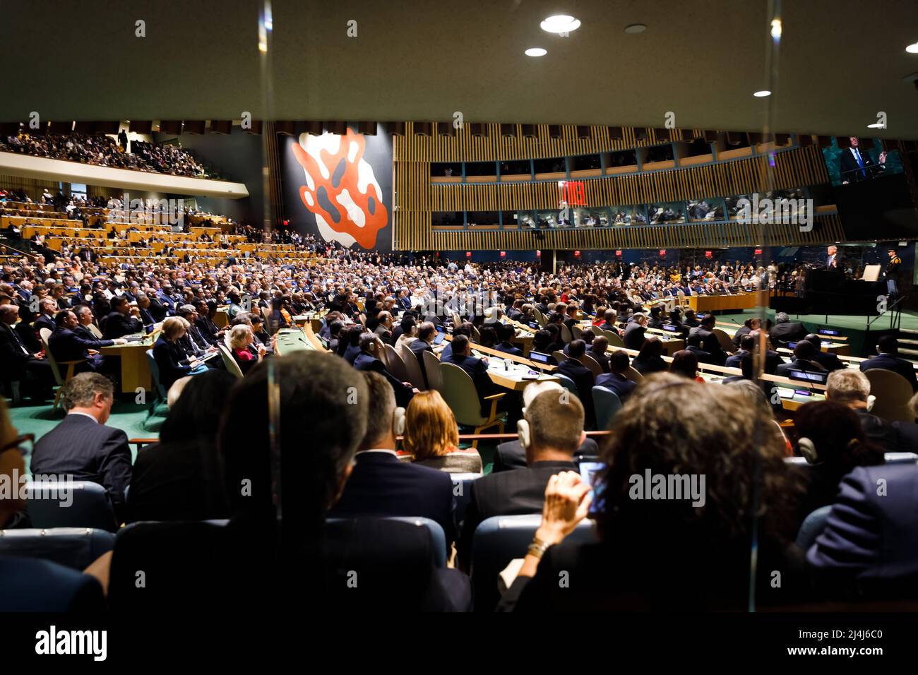 Varias personas vieron el discurso del Presidente de los Estados Unidos de América, Donald Trump, en la Sala de Conferencias de la Organización de las Naciones Unidas en Nueva York. (Foto de Mikhail Palinchak / SOPA Images/Sipa USA) Foto de stock