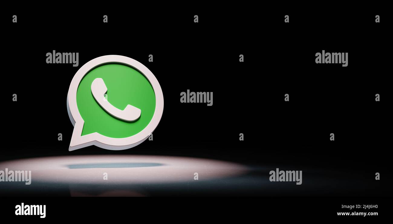 Logotipo de WhatsApp resaltado en fondo negro Foto de stock