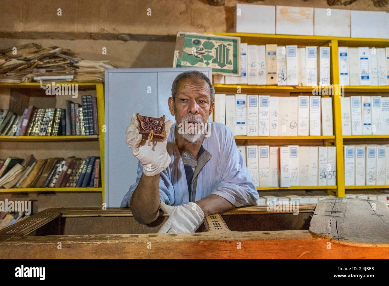 Mauritania, Chinguetti, Biblioteca islámica, Saif Al Islam, curador de la biblioteca Ahmed Mahmoud, Patrimonio de la Humanidad de la UNESCO Foto de stock
