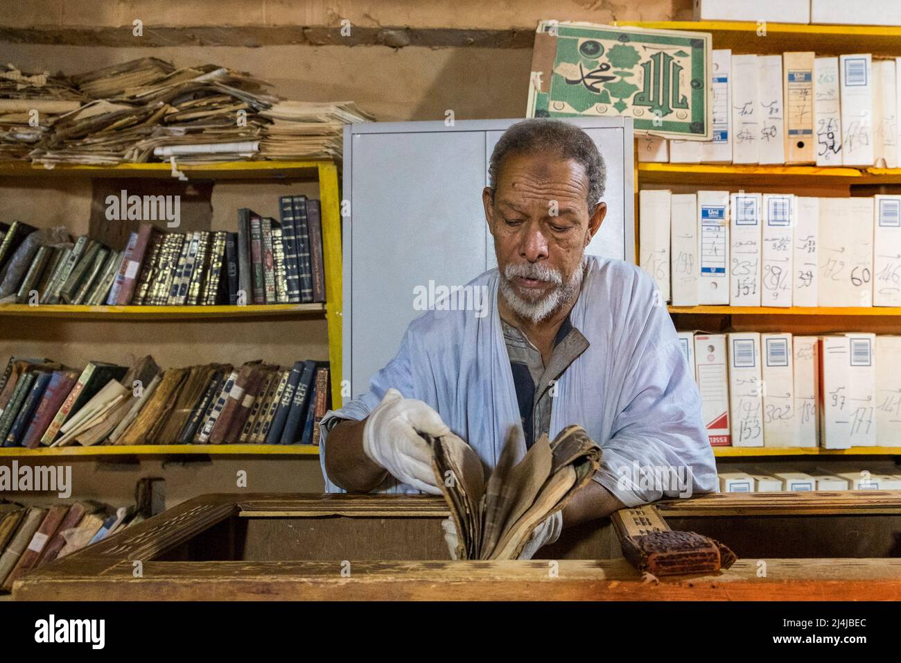 Mauritania, Chinguetti, Biblioteca islámica, Saif Al Islam, curador de la biblioteca Ahmed Mahmoud, Patrimonio de la Humanidad de la UNESCO Foto de stock