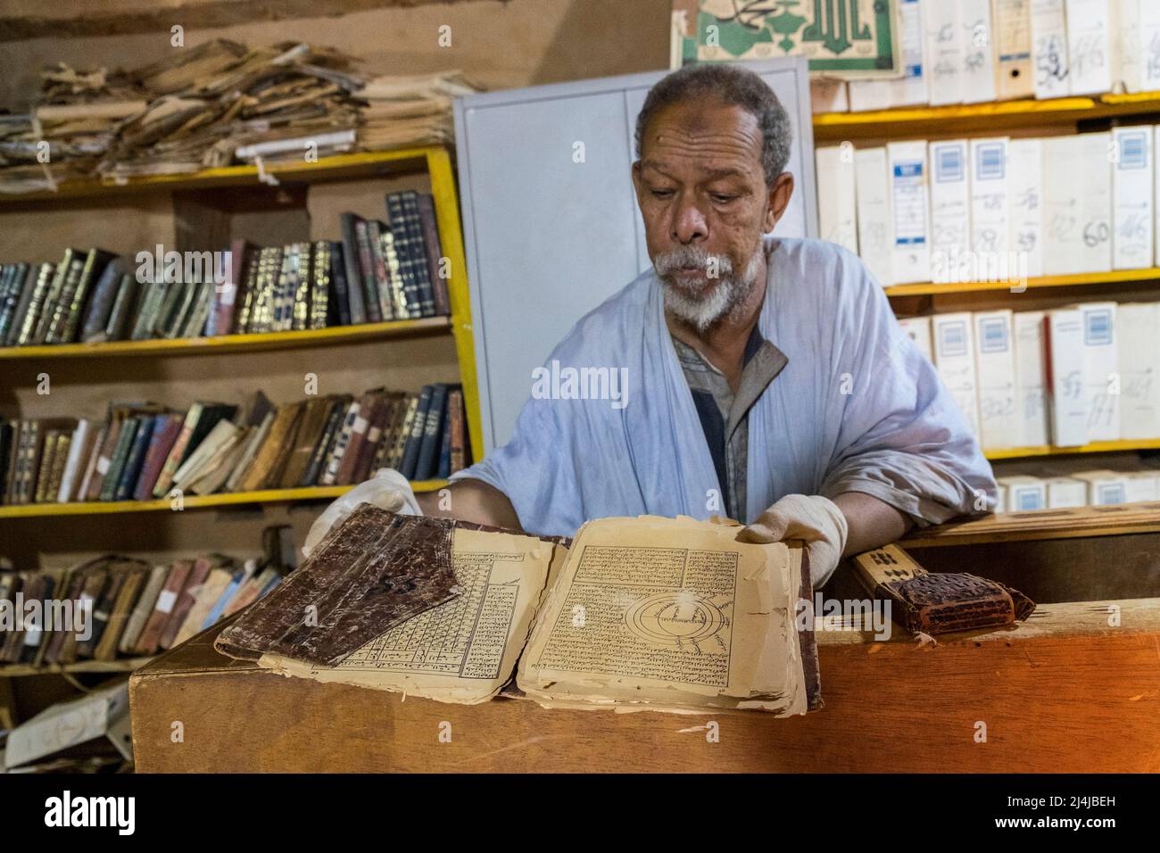 Mauritania, Chinguetti, Biblioteca islámica, Saif Al Islam, curador de la  biblioteca Ahmed Mahmoud, Patrimonio de la Humanidad de la UNESCO  Fotografía de stock - Alamy