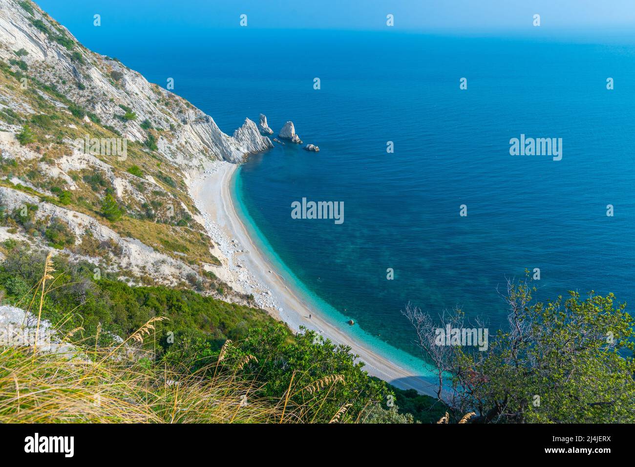 Playa Spiaggia delle Due Sorelle en el parque natural Monte Conero en  Italia Fotografía de stock - Alamy