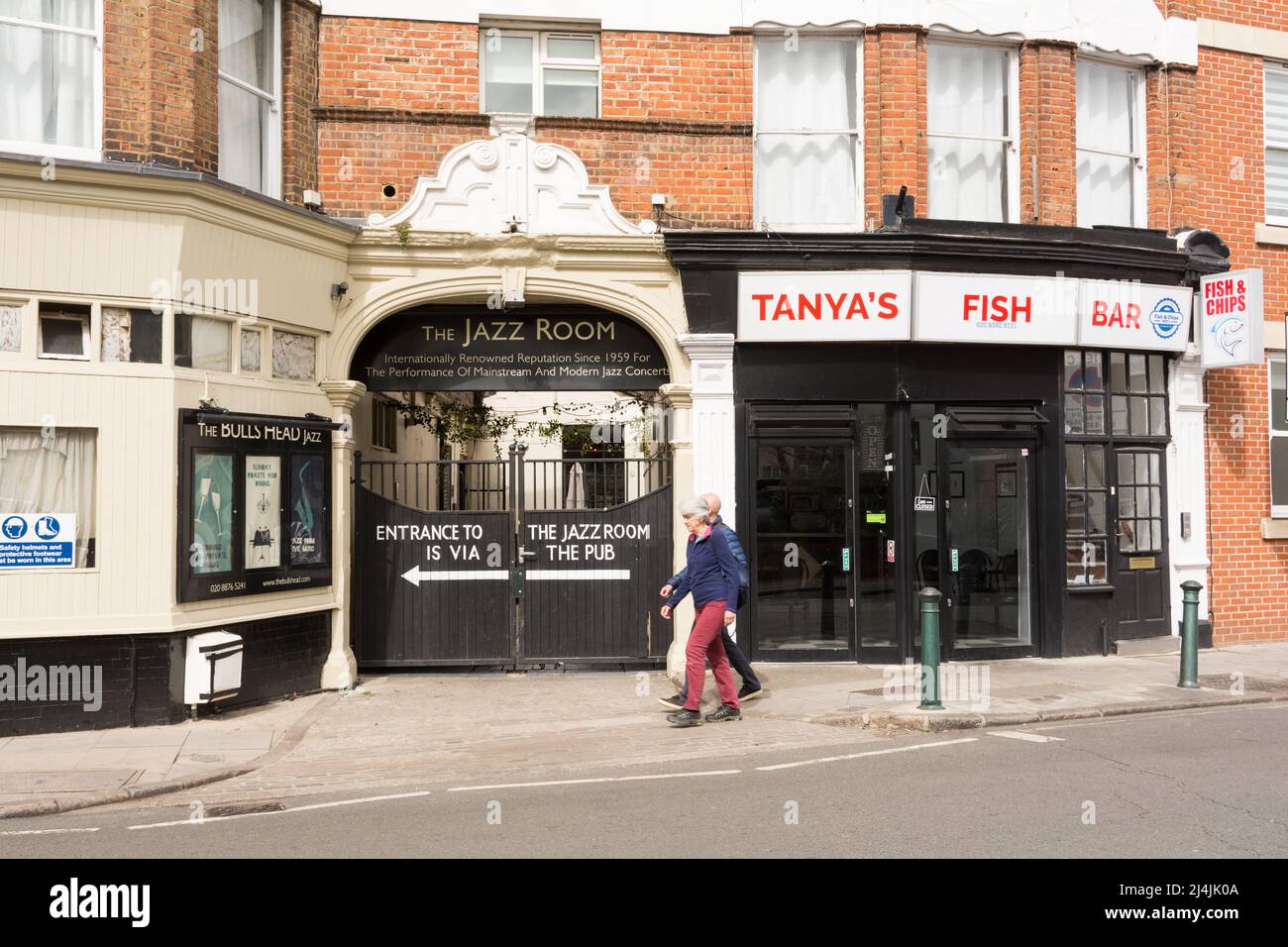 La entrada a la sala de jazz en el pub Bull's Head y Tanya's Fish Bar, High Street, Barnes, Londres, SW13, Inglaterra, Reino Unido Foto de stock