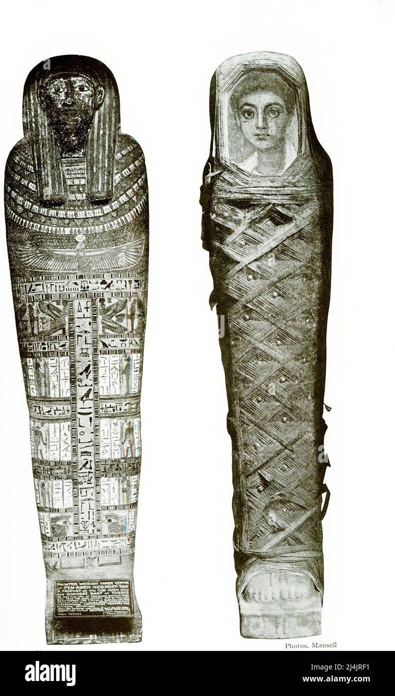 El título de 1907 dice: “Casos de mumia”. IZQUIERDA: “Fino ejemplo del período de restauración Coffin para el sacerdote de Amón y Bast”. DERECHA: “El característico ataúd Graeco-romano con retrato pintado”. El período de restauración fue: Dinastía 21st (alrededor de 1069-945 aC) Foto de stock