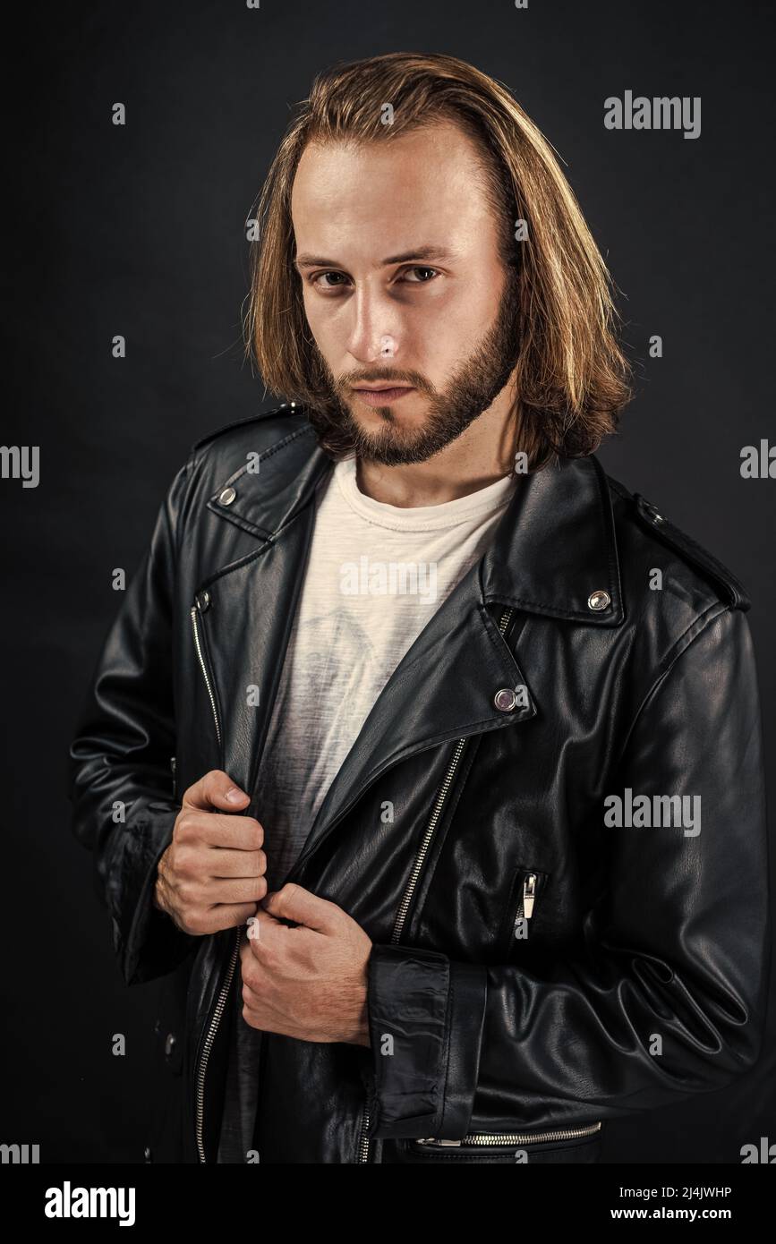 biker. rockero con barba en chaqueta de cuero. hombre con pelo largo. moda  estilo rock Fotografía de stock - Alamy