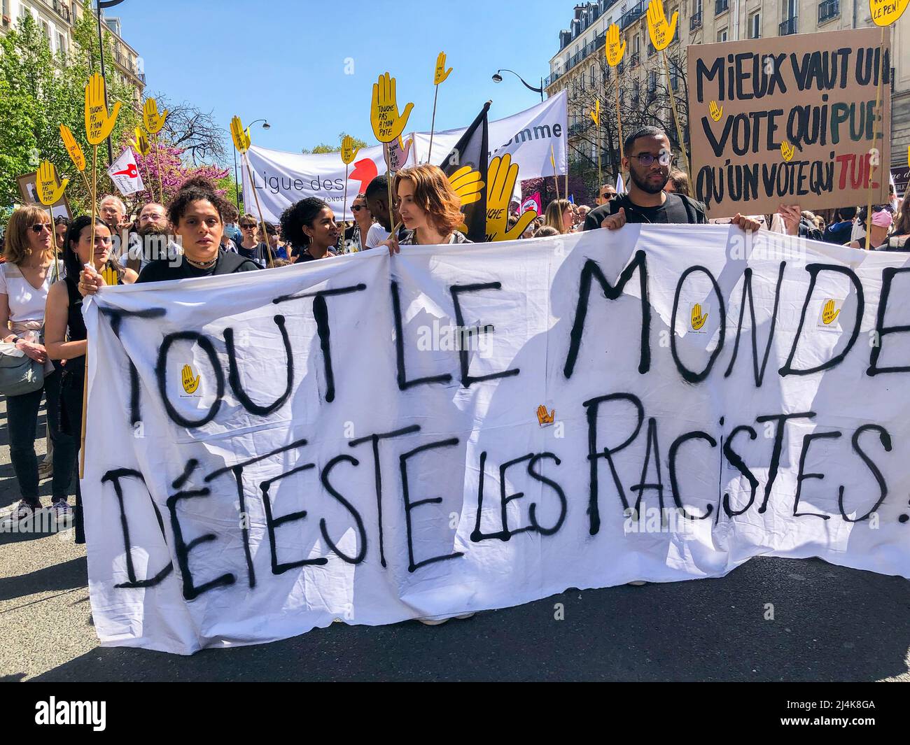 París, Francia, multitudes que se manifestaban en Anti-Extreme Right, Anti-Racism Demonstration, S.O.S. Racismo N.G.O. Con Banner de Protesta, 'todos odian a los racistas' Foto de stock