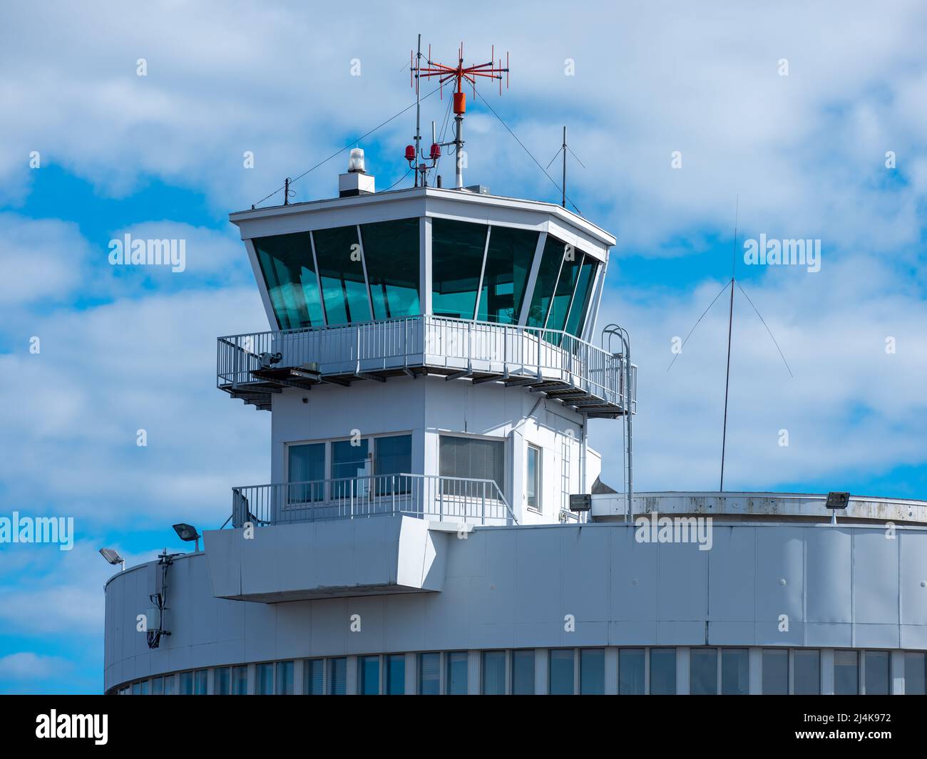 Helsinki / FINLANDIA - 16 DE ABRIL de 2022: Helsinki / FINLANDIA - 16 DE ABRIL de 2022: Torre de control de tráfico aéreo retirada en el aeropuerto abandonado contra un clou Foto de stock