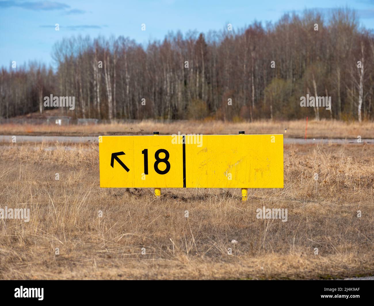 Helsinki / Finlandia - 16 DE ABRIL de 2022: Cierre de una señal amarilla de dirección de la salida del aeropuerto. Foto de stock