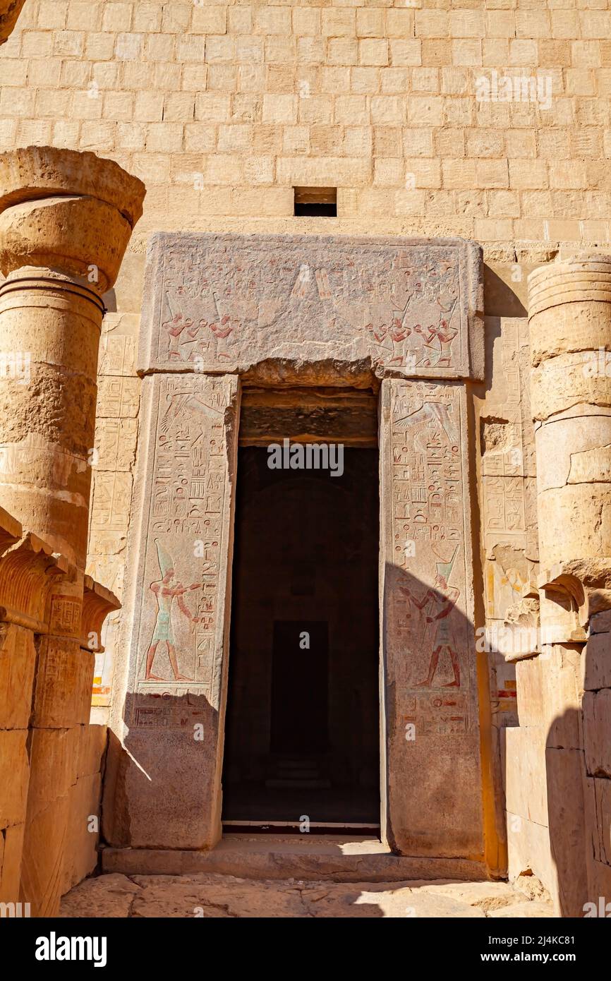 Puerta de granito con relieve policromo, la entrada al santuario de Amon Ra en Ptolemaic Portico en el templo mortuorio de Hatshepsut en el Valle de los Reyes, L Foto de stock