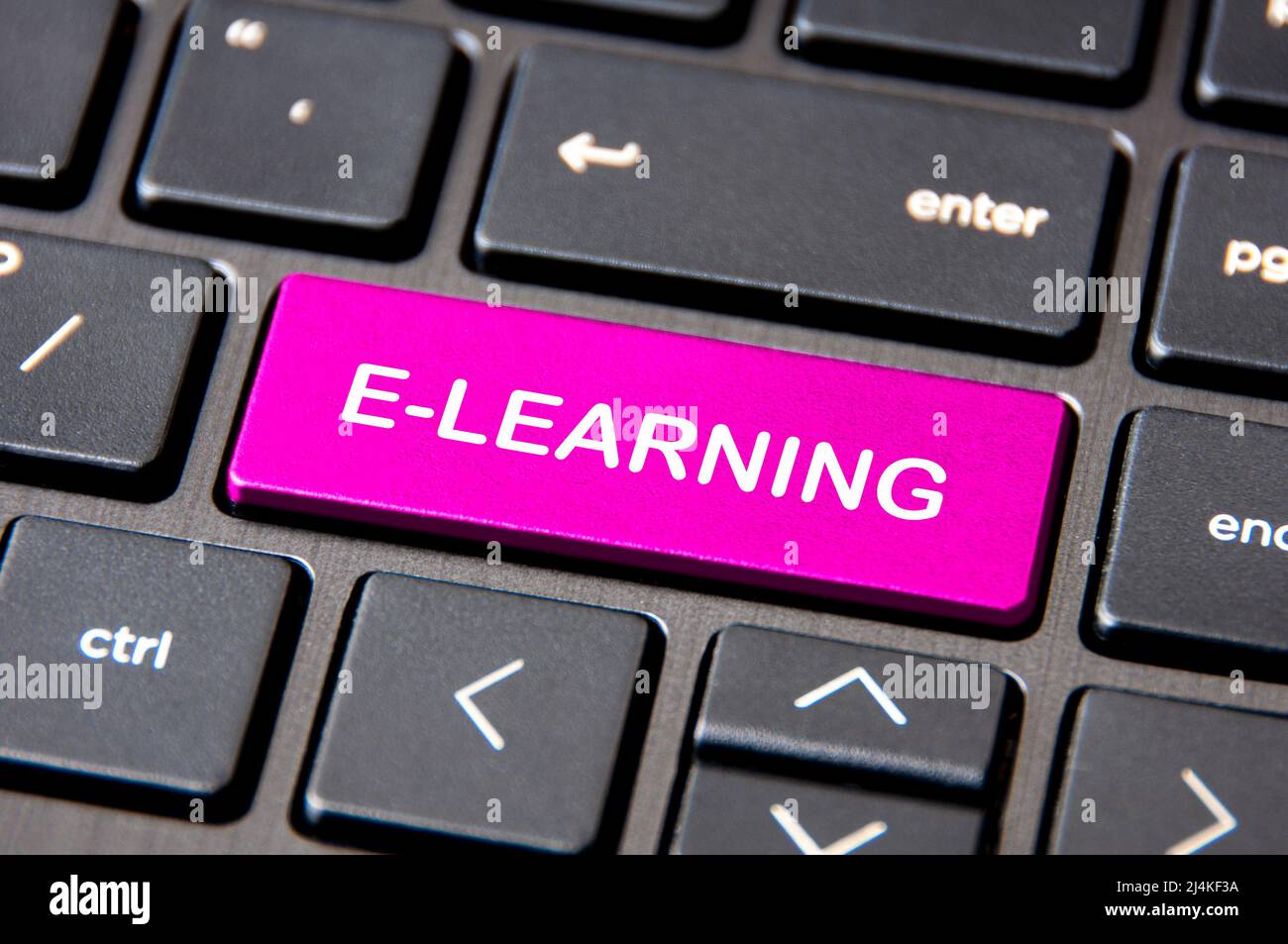 Concepto de e-learning: Teclado para ordenador portátil con botón de E-Learning rosa. Foto de stock