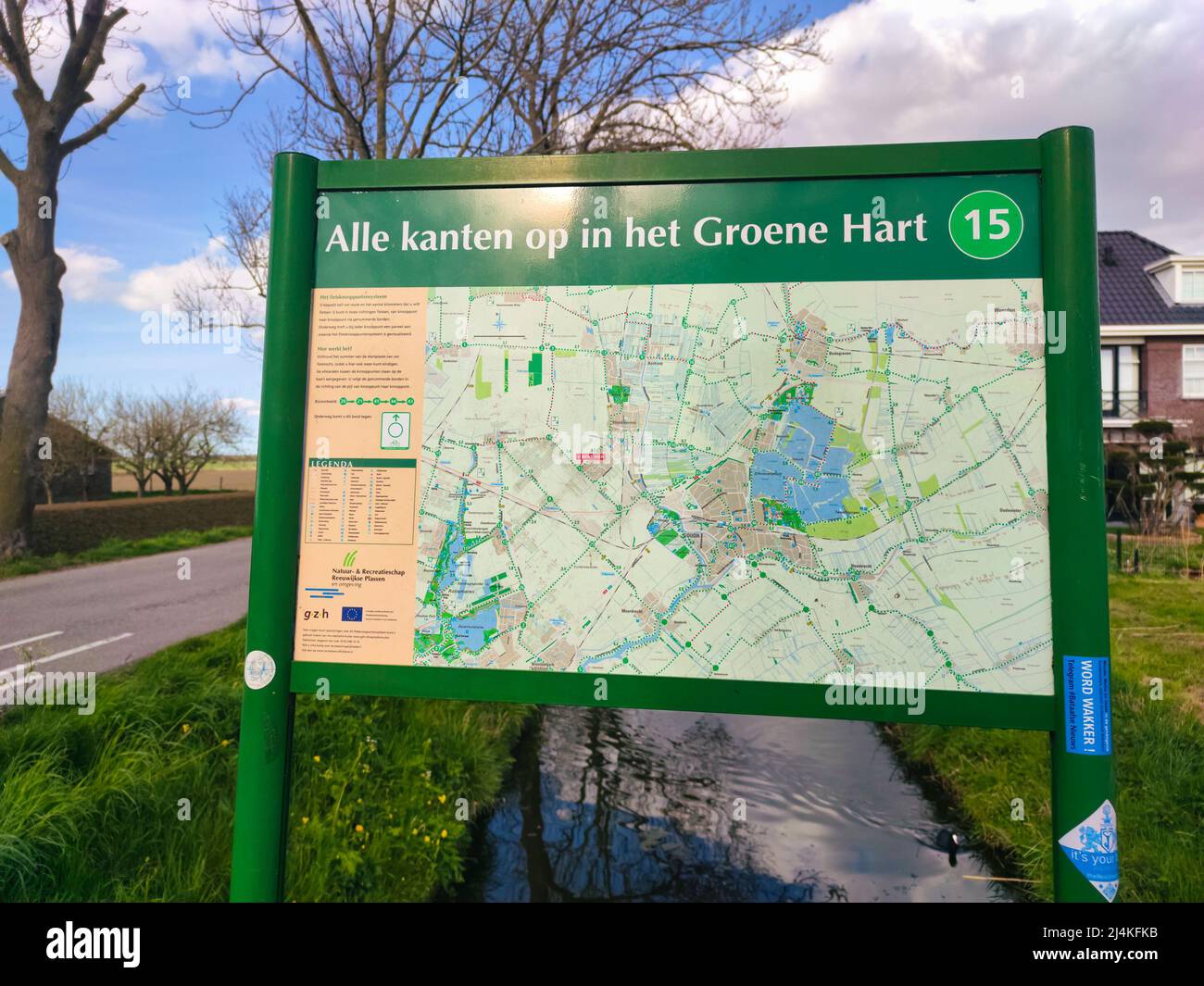 Mapa con rutas de ciclismo y senderismo a lo largo de la carretera. El área se llama Corazón Verde de Holanda, entre las ciudades de Amsterdam, Rótterdam y La Haya. Foto de stock