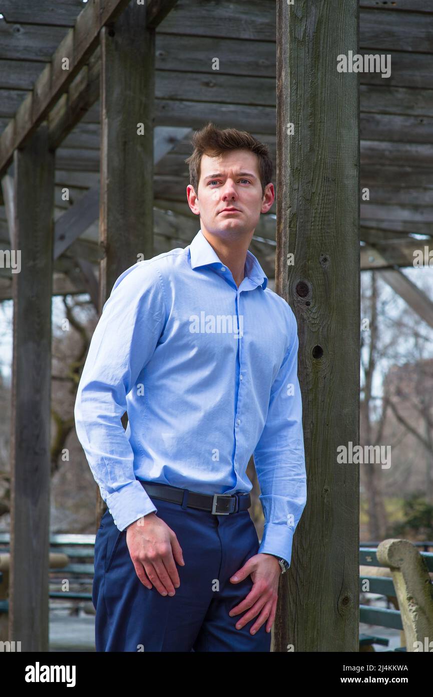 Vestirse en una camisa azul claro de manga larga y pantalones
