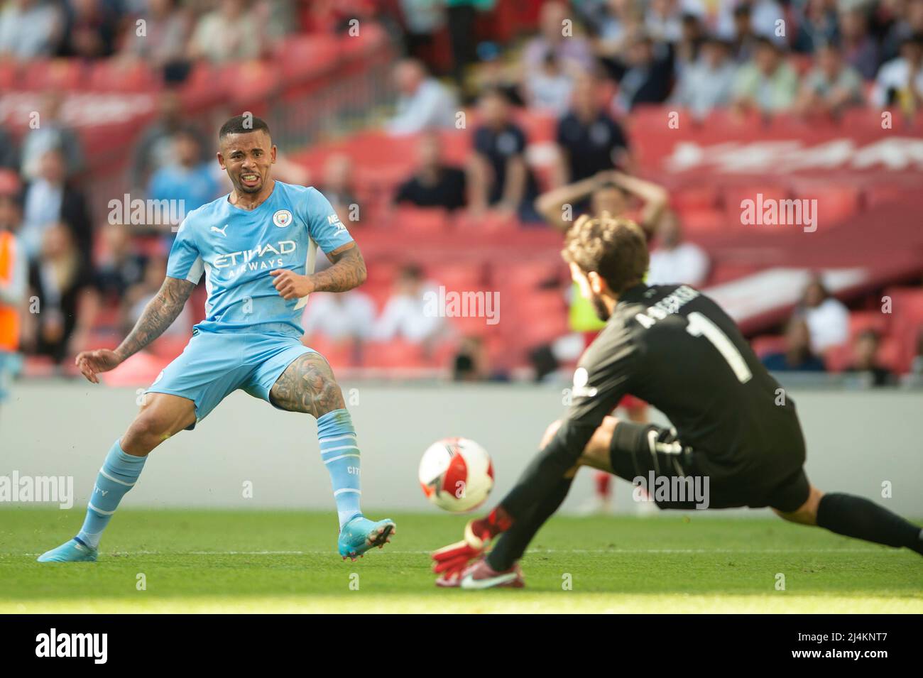 Londres Reino Unido 16th De Abr De 22 Gabriel Jesus De Manchester City Ve Su Disparo Salvado Por Alisson Becker De Liverpool Durante El Partido Semifinal De La Copa Fa De Los