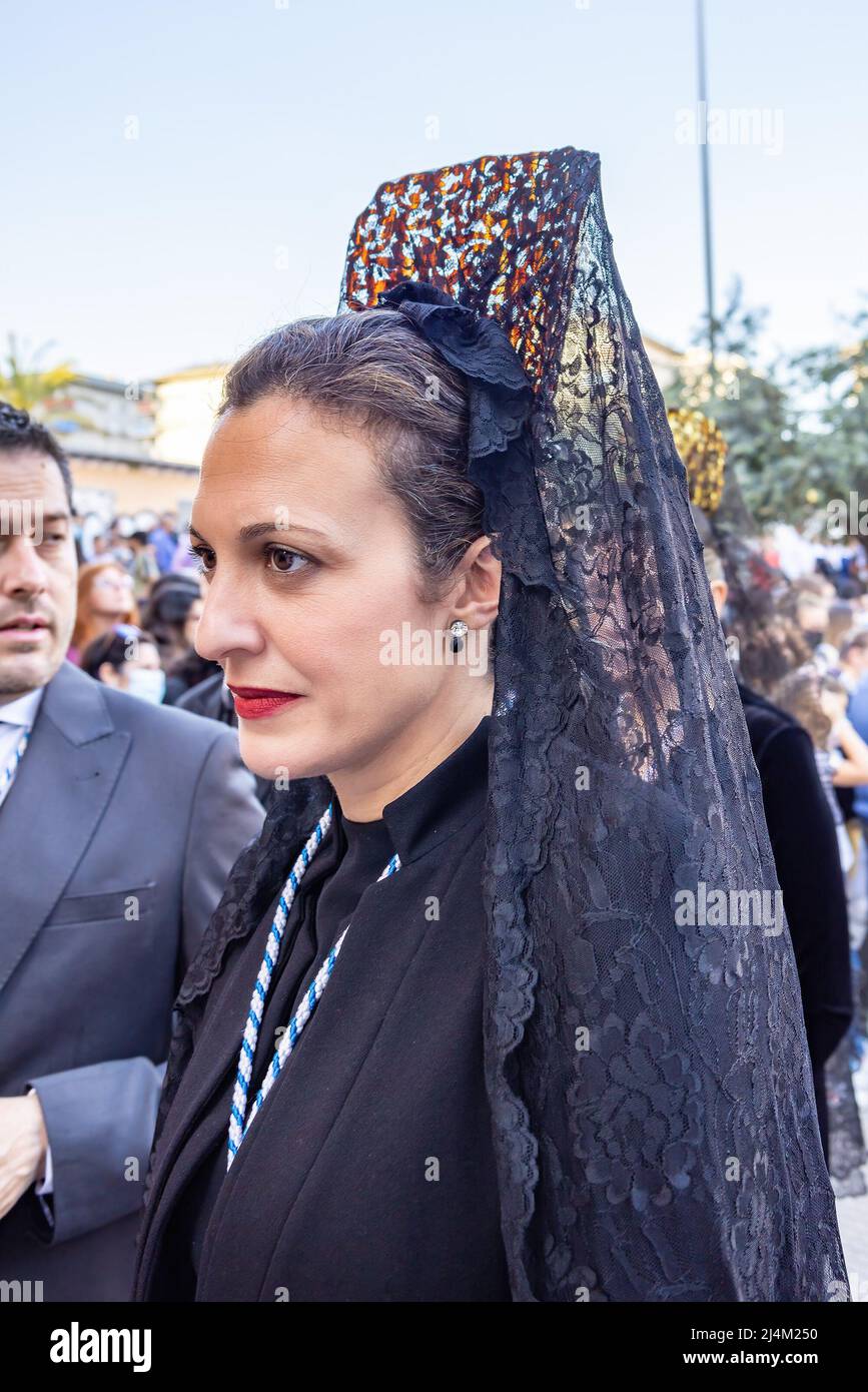 Huelva, España - de abril de Una mujer con una mantilla negra española y peineta (peine ornamental), en procesión de Semana Fotografía de stock - Alamy