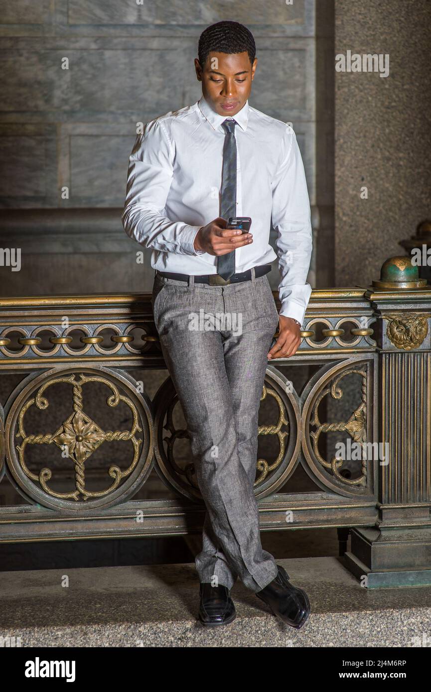 Pantalon gris y camisa blanca sale