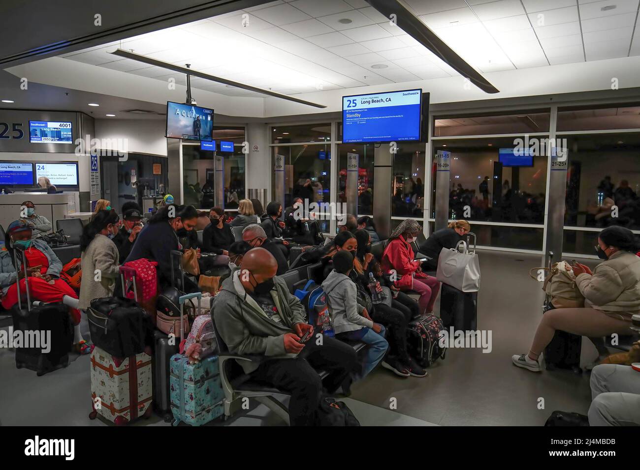 California, Estados Unidos. 16th de Abr de 2022. Se ve a la gente esperando  el vuelo en el Aeropuerto Internacional de Oakland. Durante las vacaciones  de Semana Santa, mucha gente viaja por