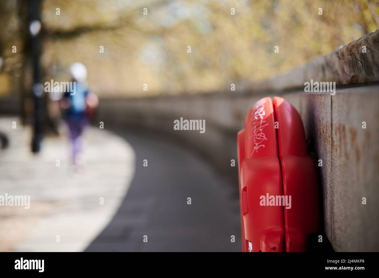 9 abril 2022 - londres Reino Unido : Blurred bokeh fondo de la calle de Londres con una sola figura en frente de la pared y la vida Foto de stock