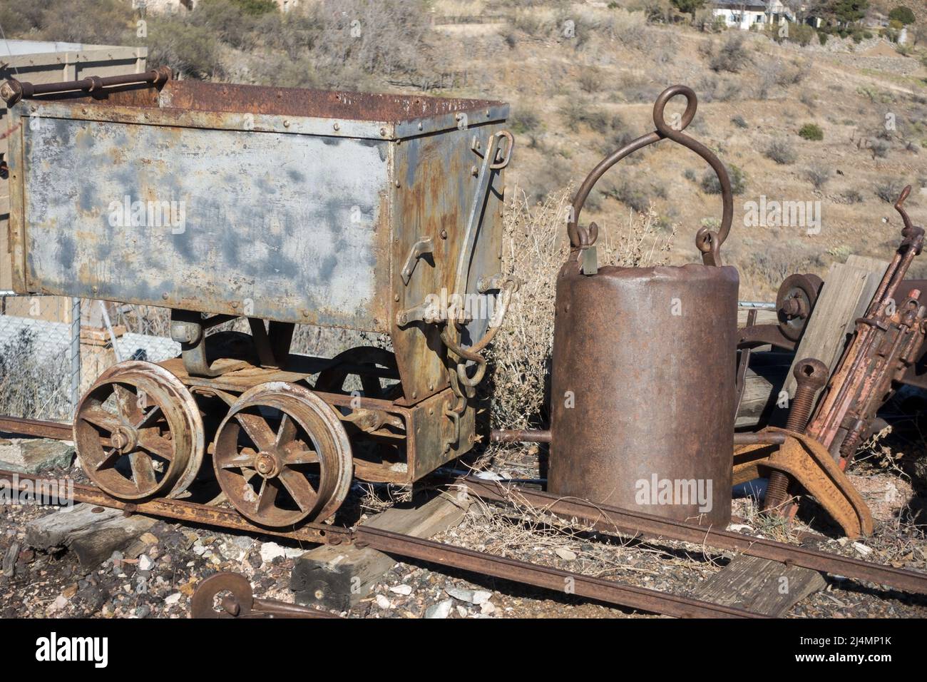 Equipo de carros de minería de cobre antiguo con incrustaciones vintage en el famoso Parque Histórico del Estado de Jerome en Arizona Foto de stock