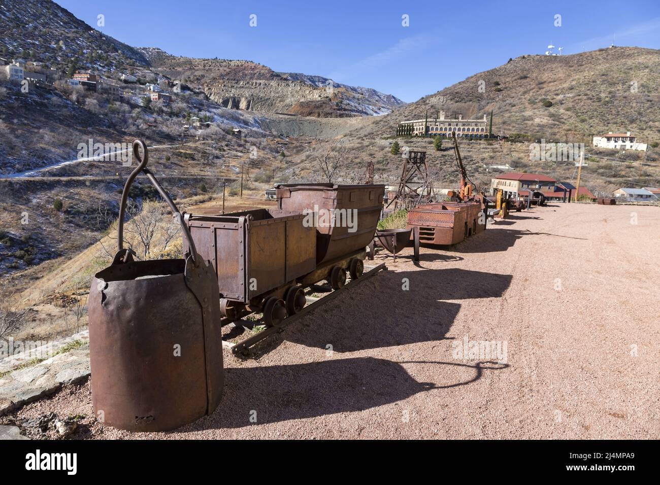 Equipo de carro de minería de cobre antiguo con incrustaciones vintage frente al famoso centro de visitantes del Parque Histórico del Estado de Jerome en Arizona Foto de stock