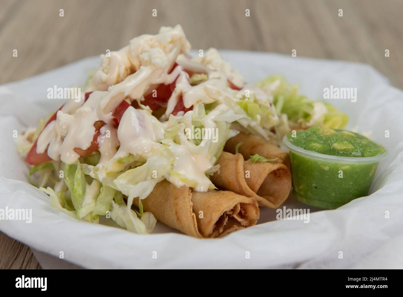Flautas de tortilla de harina servidas en cáscaras crujientes y