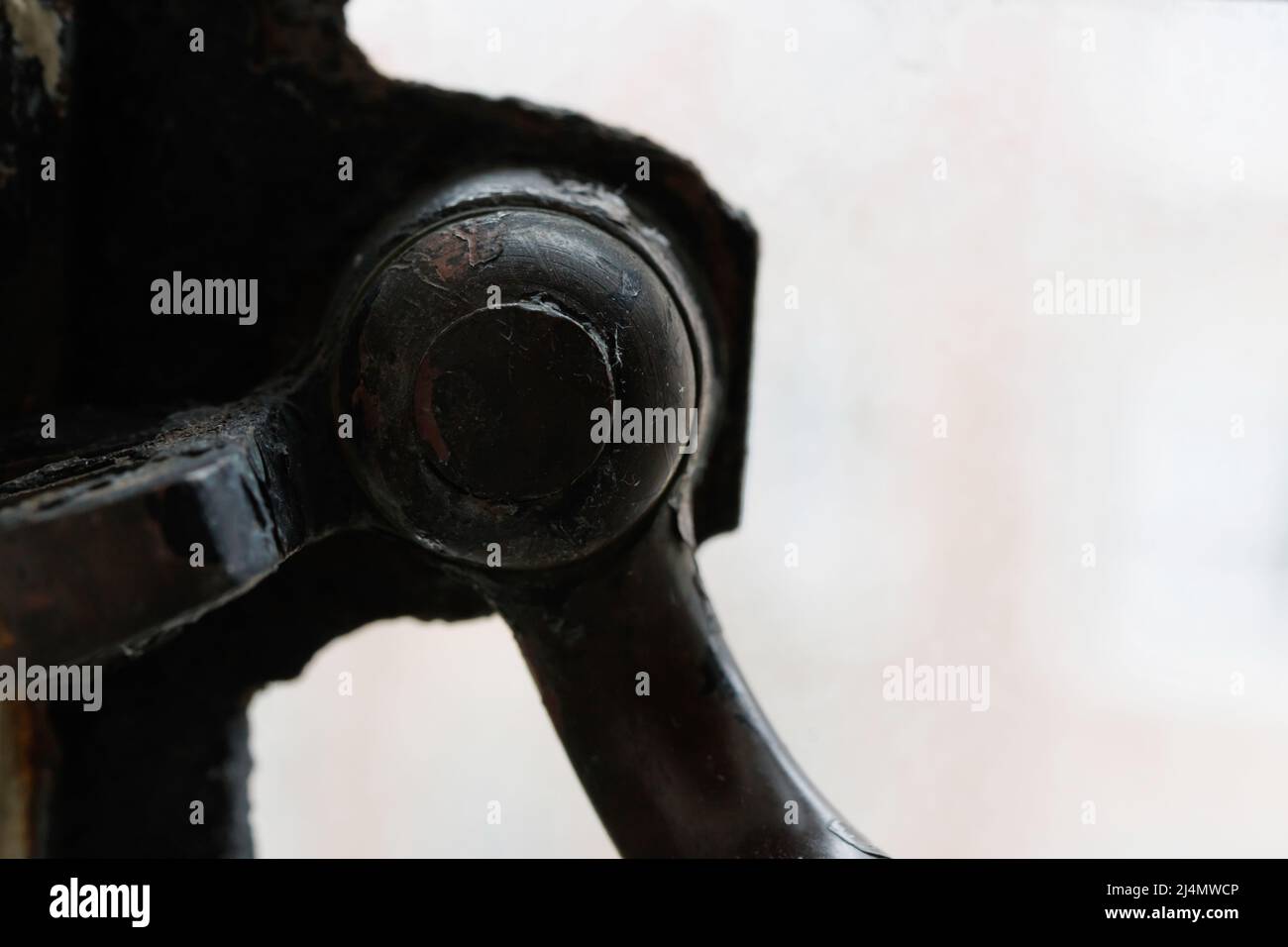 primer plano macro de la pestaña de una antigua ventana de casement, con acabado empanado y superficie envejecida con espacio de copia Foto de stock