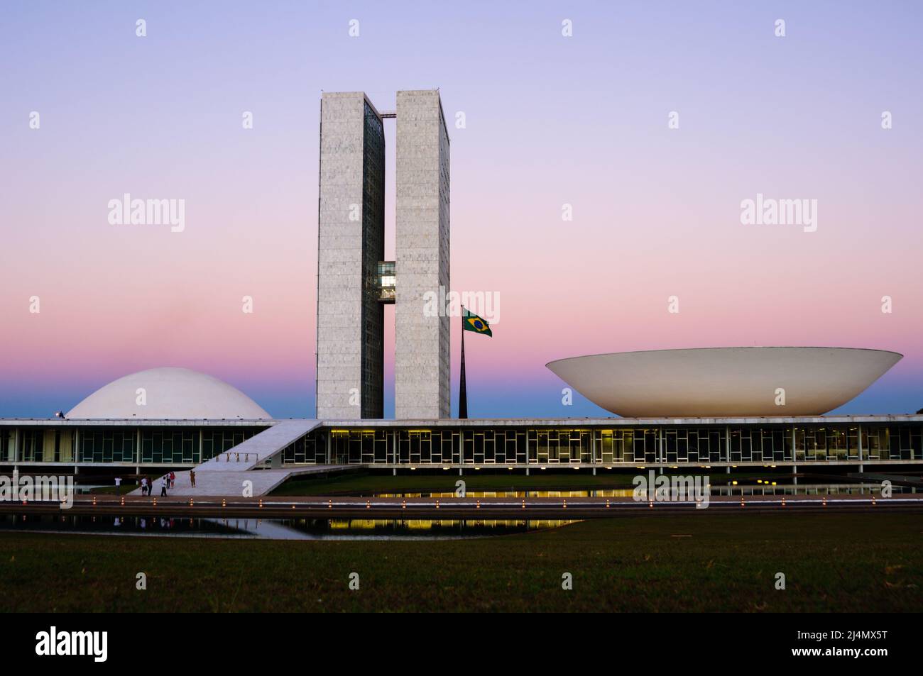 edificio de congresos nacional con bandera de brasil en brasilia, distrito  federal, brasil Fotografía de stock - Alamy