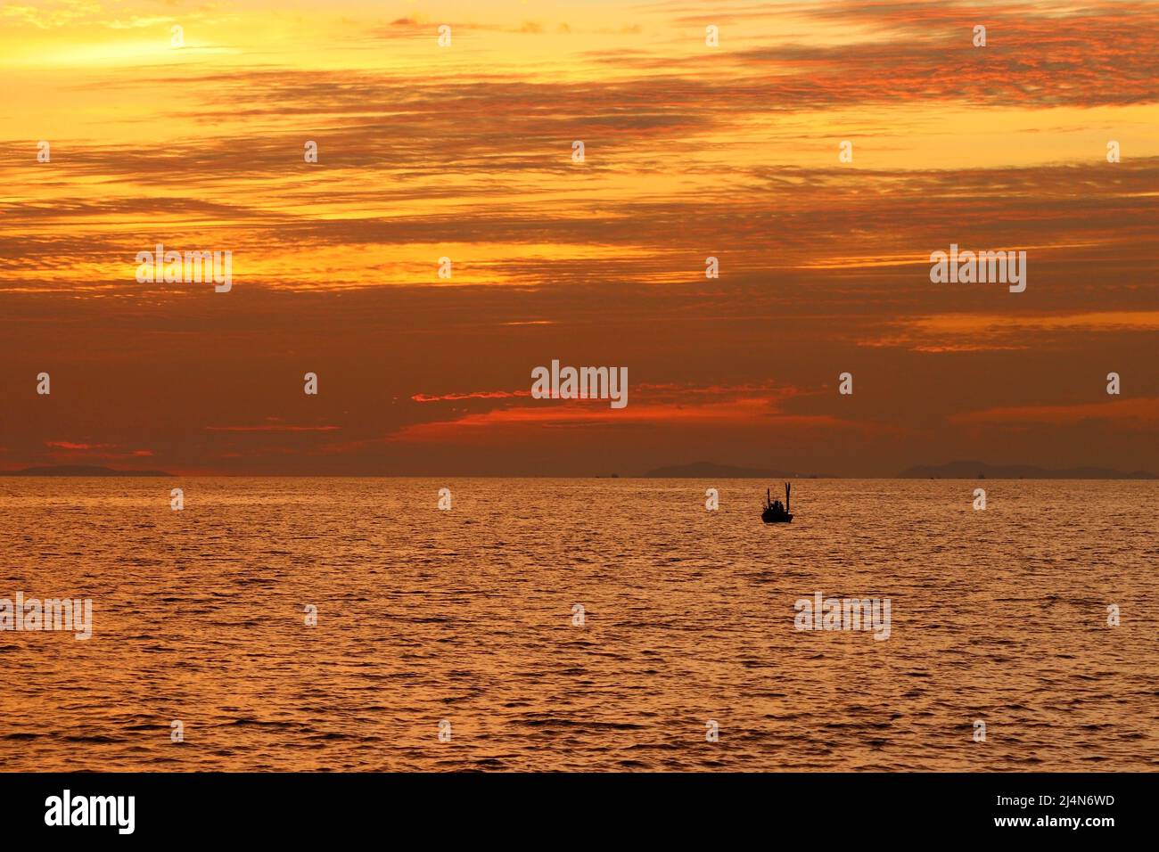 vistas al paisaje del océano tranquilo con un hermoso fondo de puesta de sol Foto de stock