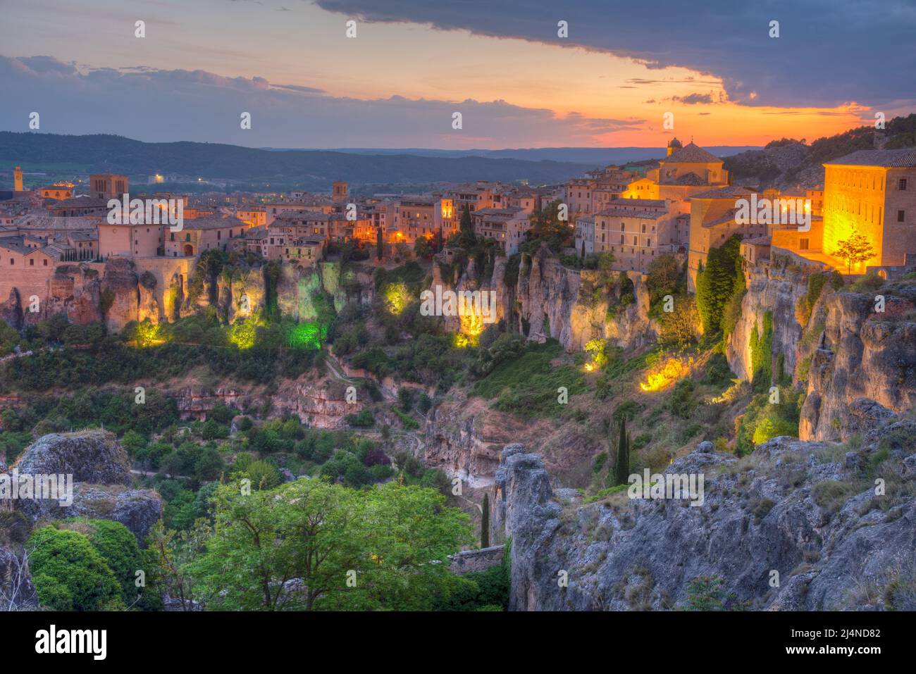 Vista al atardecer de las casas colgantes - Casas Colgadas en la ciudad española Fotografía de stock - Alamy