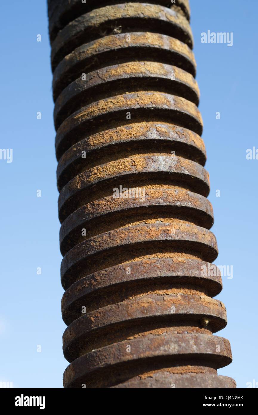 Tubo de hierro viejo, oxidado y roscado Foto de stock
