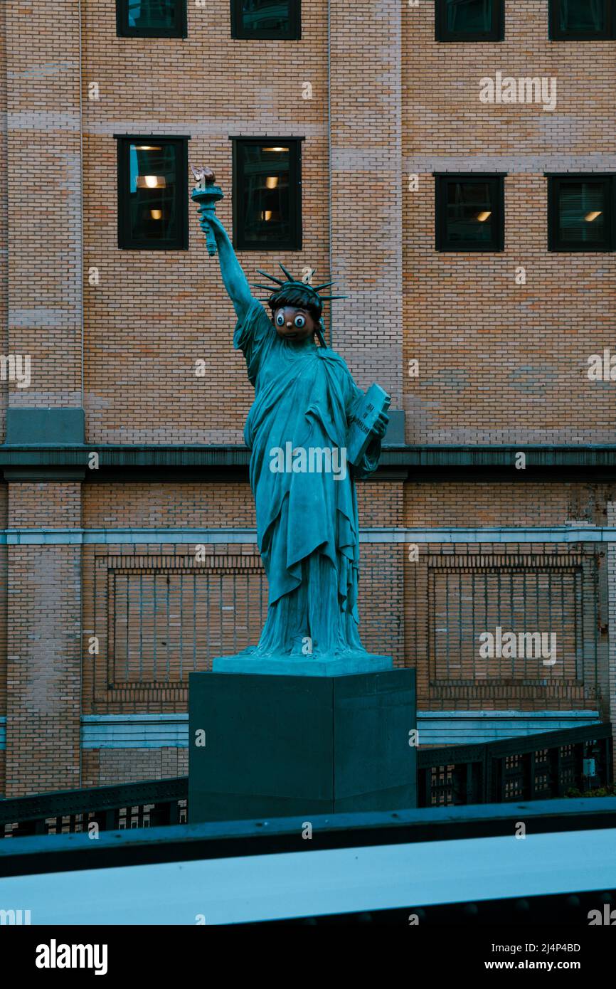 Estatua de la libertad con una máscara inspirada en los emoji llamada «Sabes quién soy» de paola pivi se levanta en la línea alta, Nueva York Foto de stock
