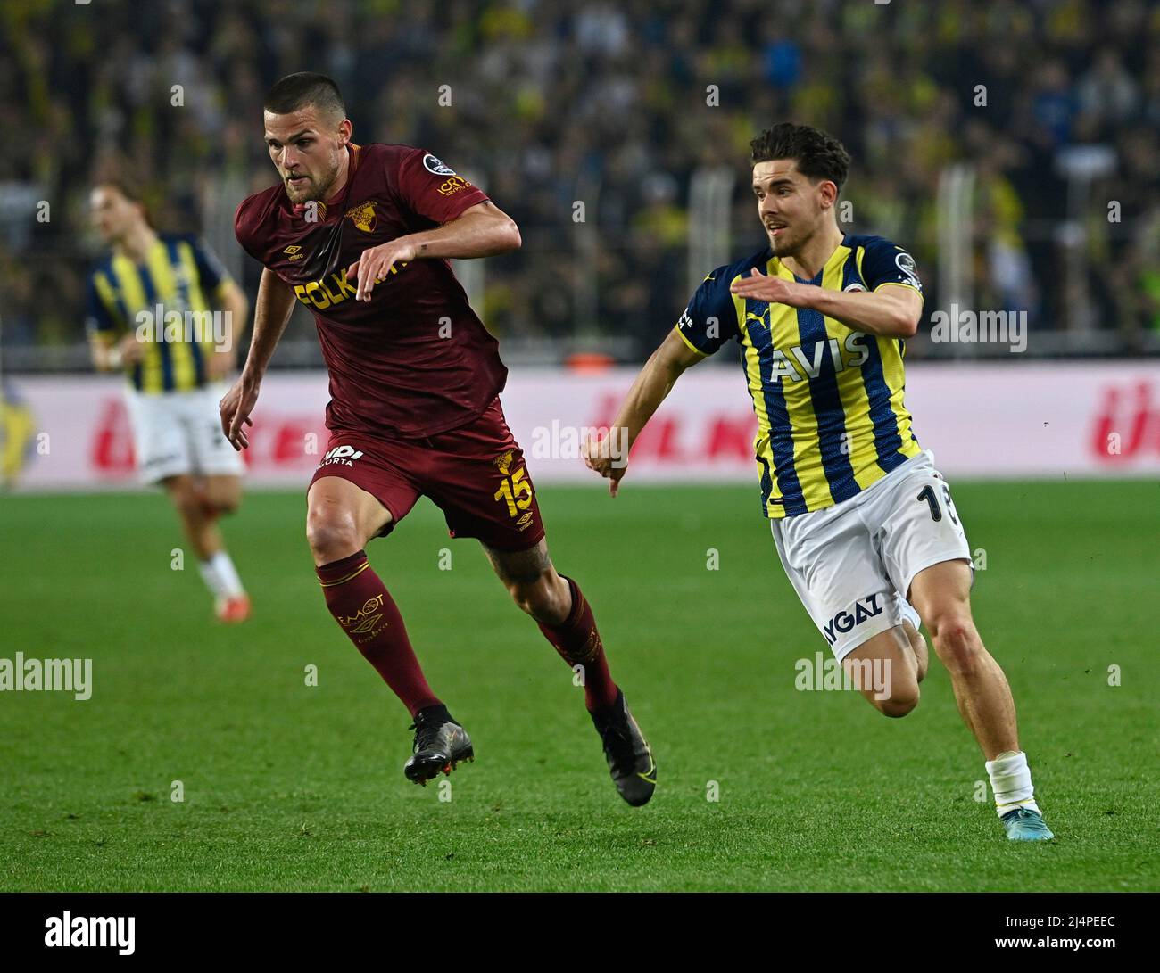 16 de abril de 2022, Estambul, Varsovia, Turquía: Ferdi Kadioglu (R) de  Fenerbahce y Dino Arslanagic (L) de Goztepe durante el partido de fútbol de  la Super Liga Turca entre Fenerbahce y