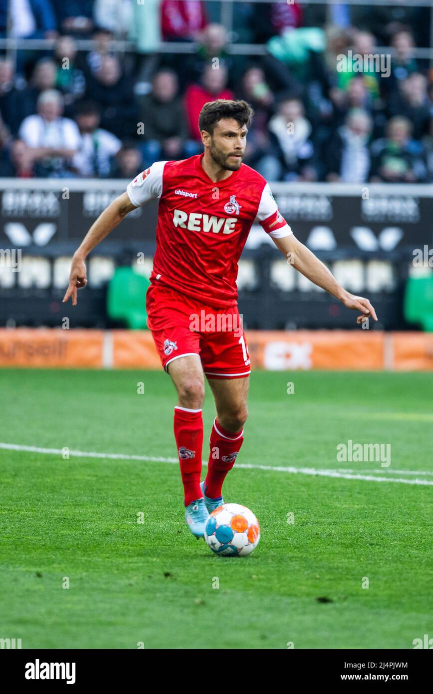 Mšnchengladbach, Borussia-Park, 16.04.22: Jonas Hector (1.FC Koeln) am Ball im Spiel der 1.Bundesliga Borussia Mšnchengladbach vs. 1.FC Kšln. Foto: p Foto de stock