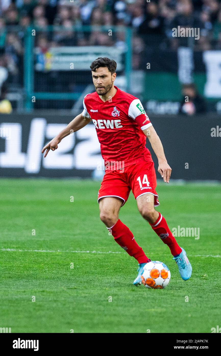 Mšnchengladbach, Borussia-Park, 16.04.22: Jonas Hector (1.FC Koeln) am Ball im Spiel der 1.Bundesliga Borussia Mšnchengladbach vs. 1.FC Kšln. Foto: p Foto de stock
