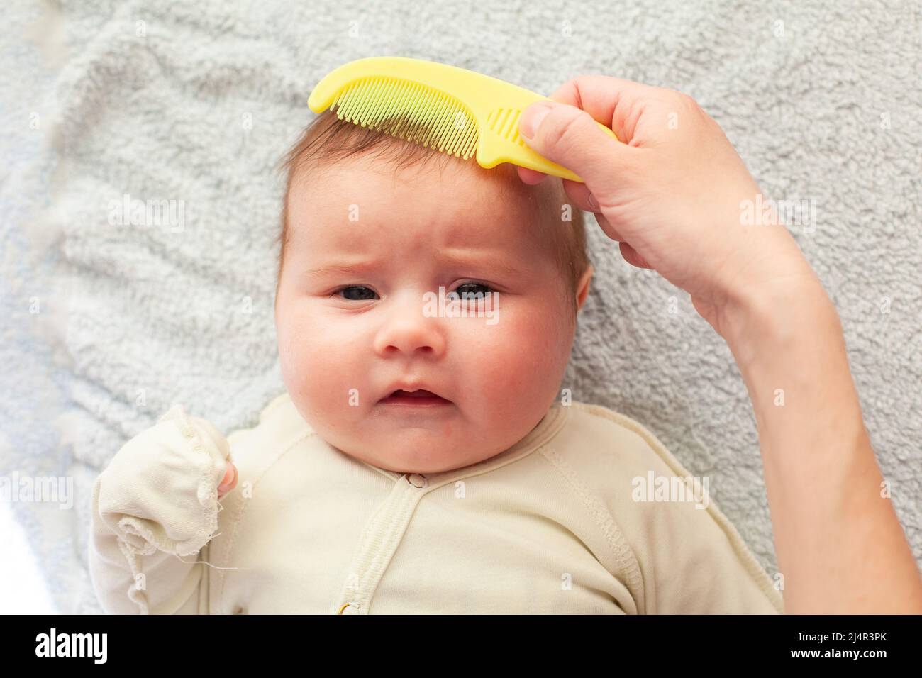 Cepillo De Mano Madre Recién Nacido Pelo De Bebé Imagen de archivo - Imagen  de bebé, limpio: 277491737