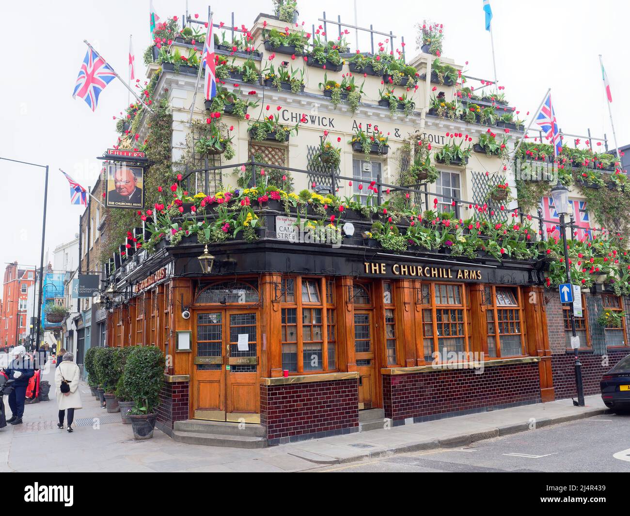 Vista de los Churchill Arms en Notting Hill debido a sus exhibiciones florales es a menudo conocido como el pub más colorido de Londres Foto de stock