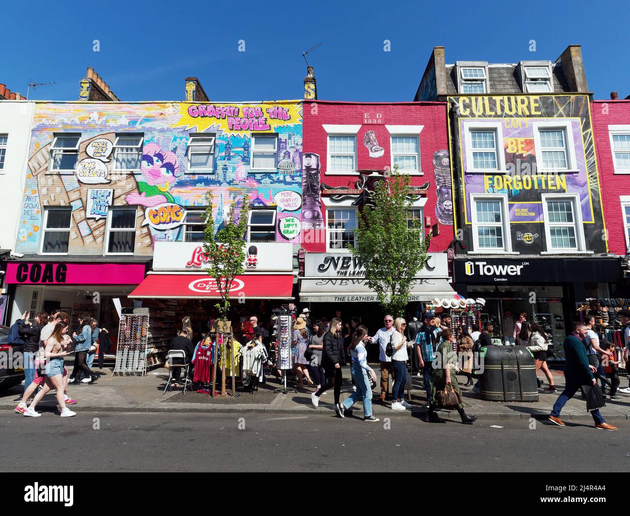 Vista de los turistas y los compradores hacinados a lo largo de las tiendas que bordean la concurrida calle Camden High Street en Londres, Reino Unido Foto de stock