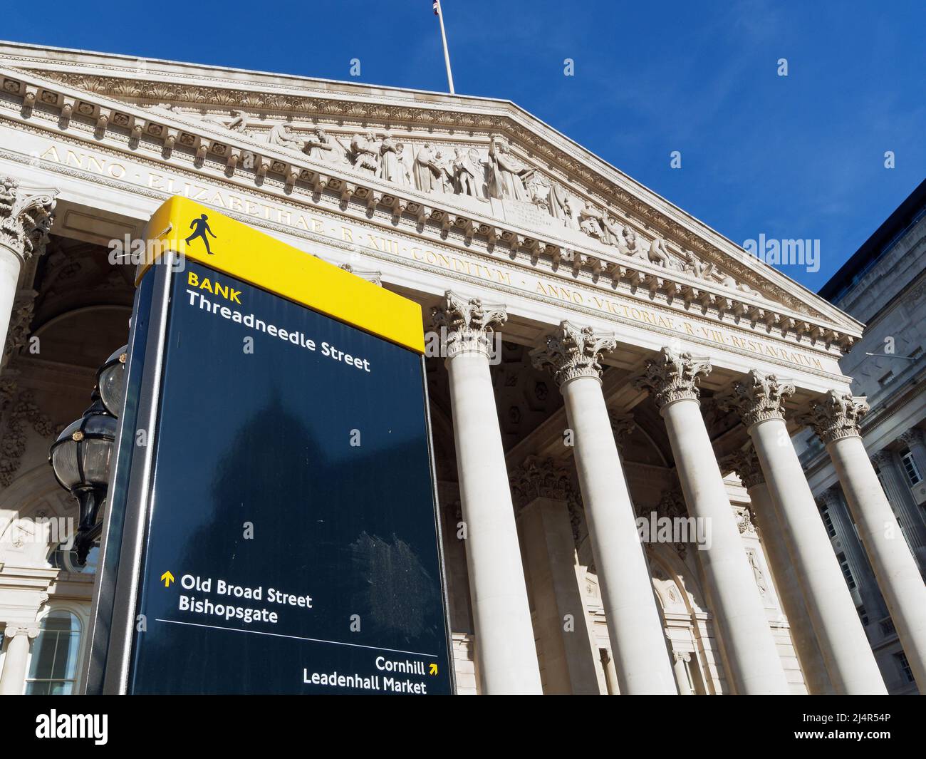 Vista frontal de la Royal Exchange en Londres en un brillante día de primavera Foto de stock