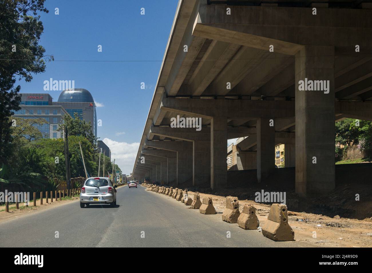 Parte de la carretera JKIA-Westlands en construcción, una carretera de peaje destinada a aliviar la congestión en Nairobi, Kenya Foto de stock