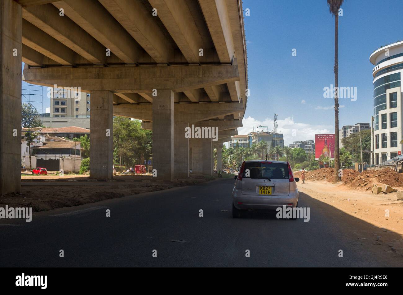 Parte de la carretera JKIA-Westlands en construcción, una carretera de peaje destinada a aliviar la congestión en Nairobi, Kenya Foto de stock