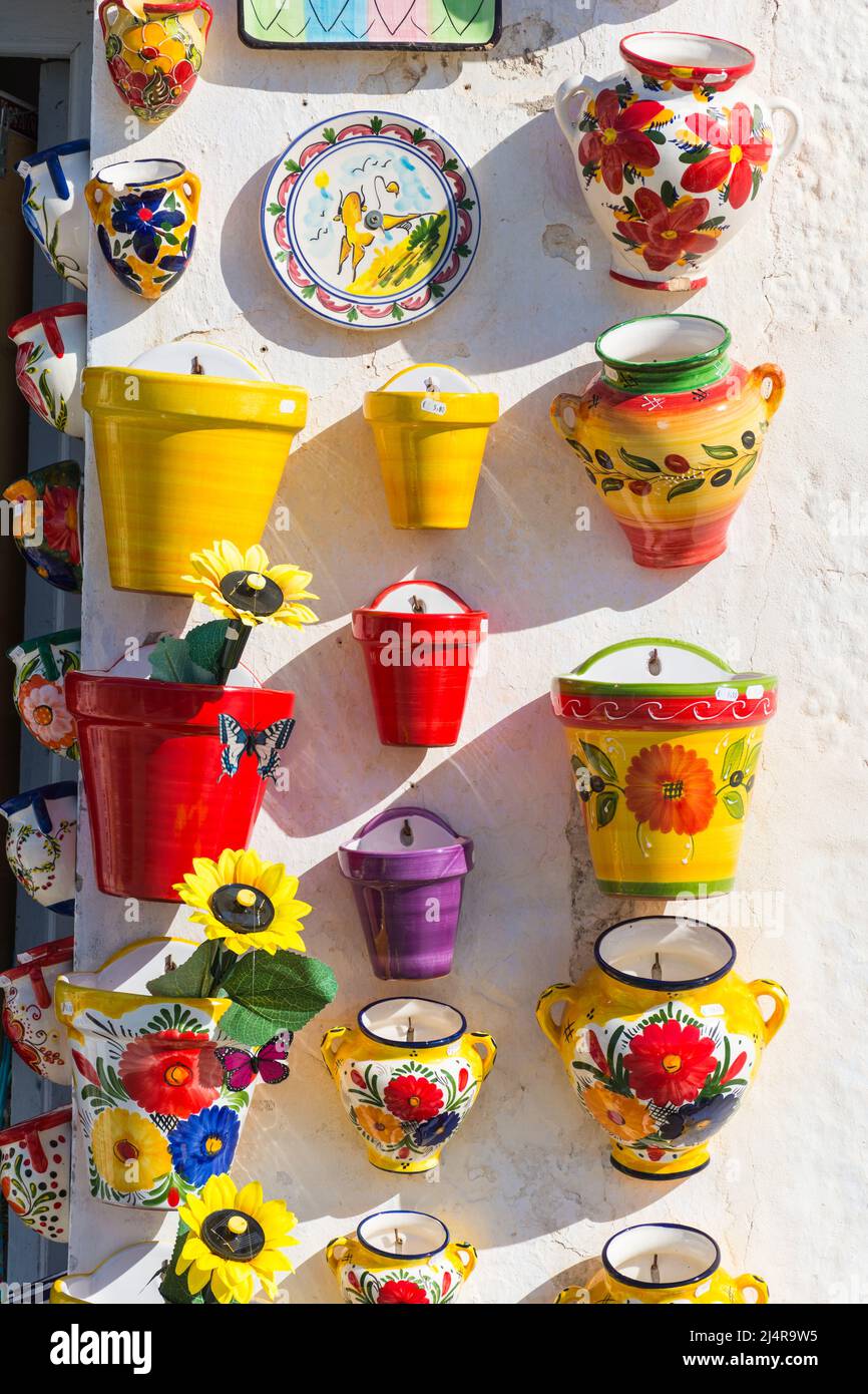 Coloridas macetas de cerámica expuestas a la venta en Frigiliana, España  Fotografía de stock - Alamy