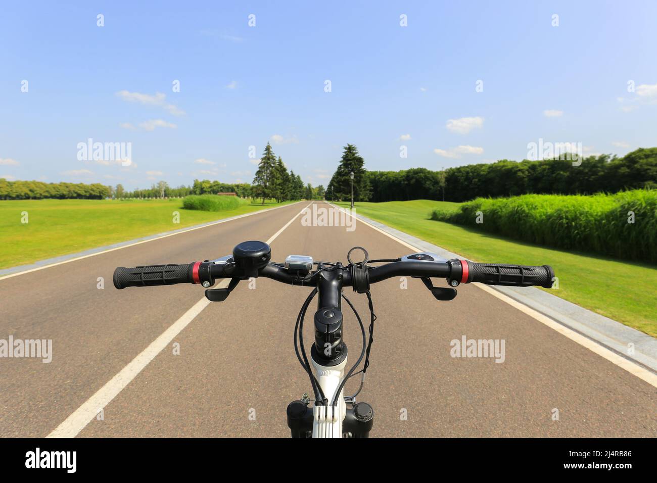 Bicicleta en la carretera, vista para primera persona Foto de stock