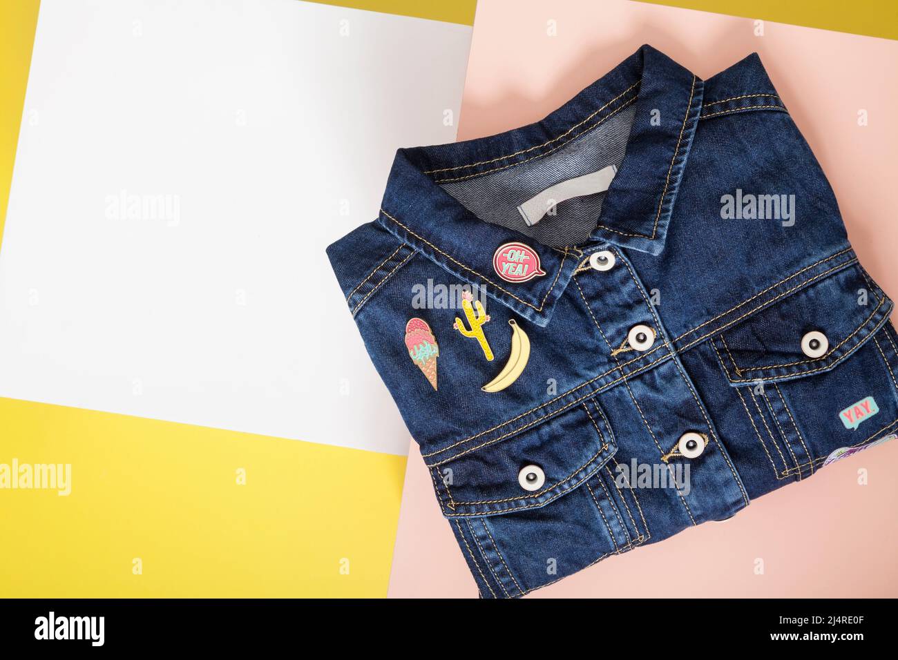 Moda para niñas pequeñas - una jean azul Fotografía de stock - Alamy