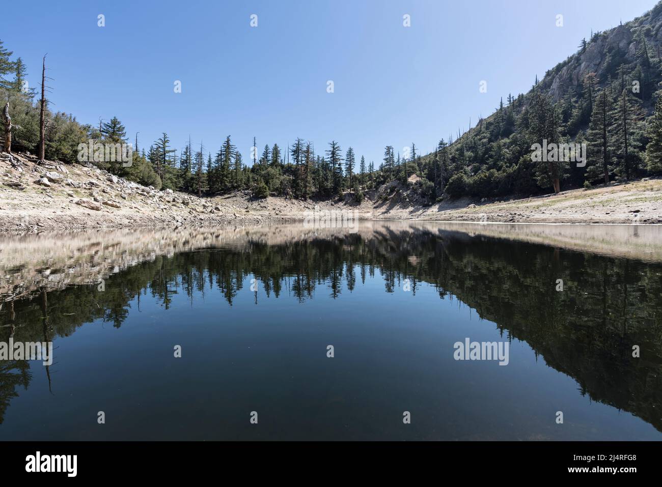 Crystal Lake en el área de las Montañas San Gabriel del Condado de Los Angeles, California. Foto de stock