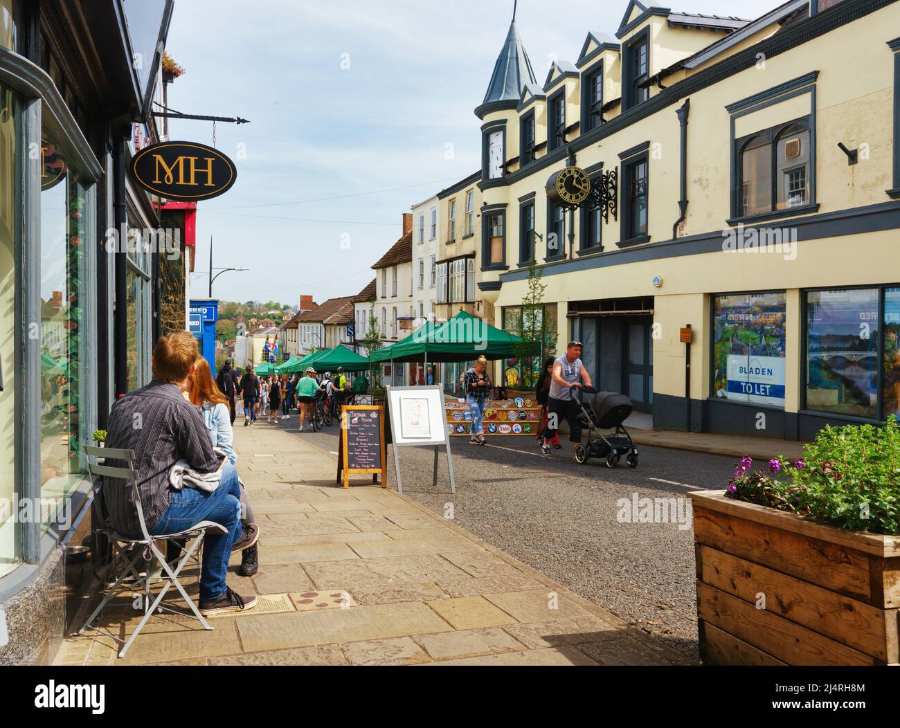 Mercado de los domingos, High Street, Chepstow. Salas de té al aire libre. Foto de stock